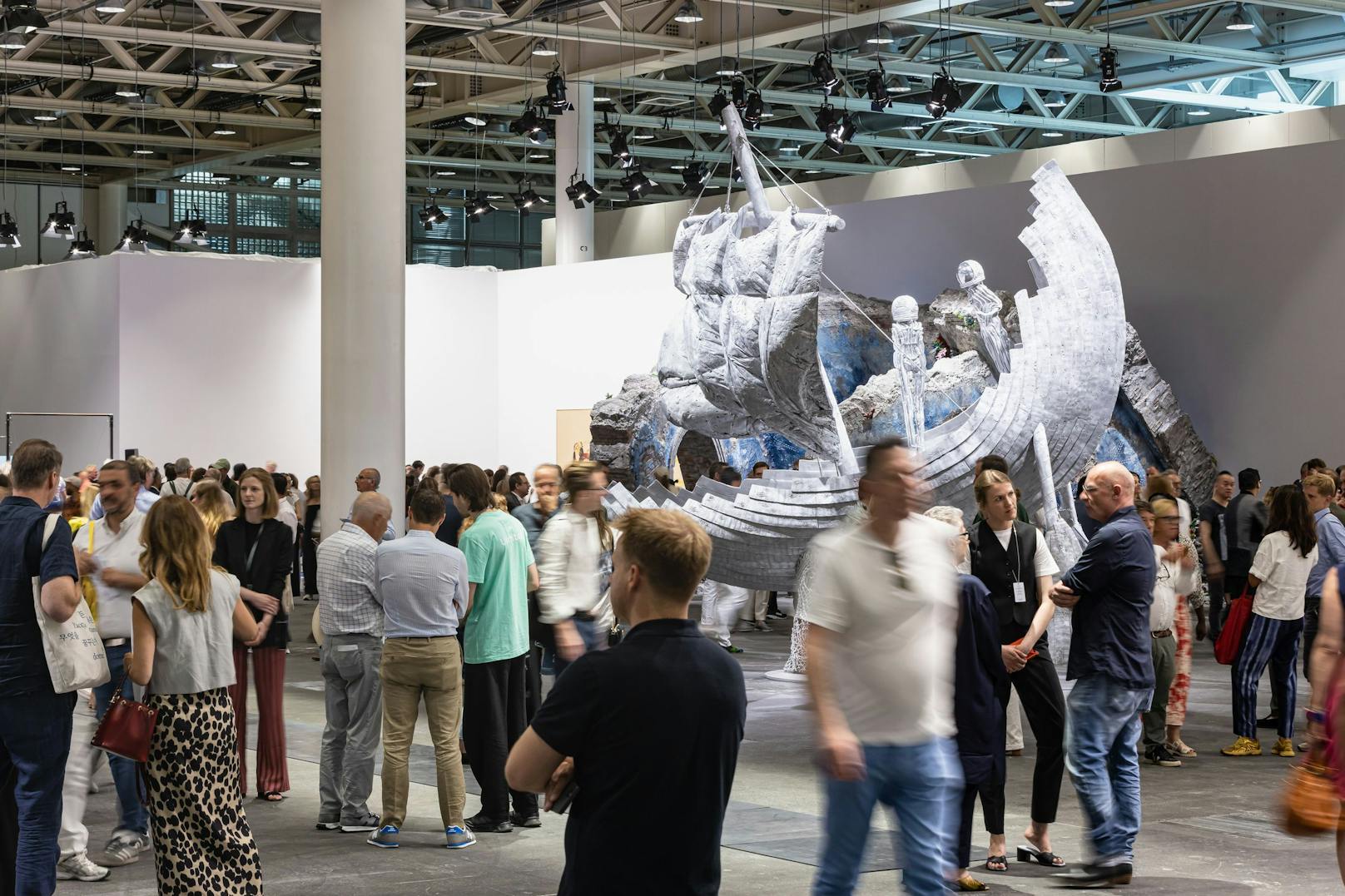 Die Art Basel findet vom 15. Juni bis 18. Juni statt. Mehr als 4.000 Künstler und Künstlerinnen von fünf Kontinenten zeigen ihre Kunst. Über 200 Galerien aus 36 Ländern sind auf der renommierten Kunstmesse vertreten. 