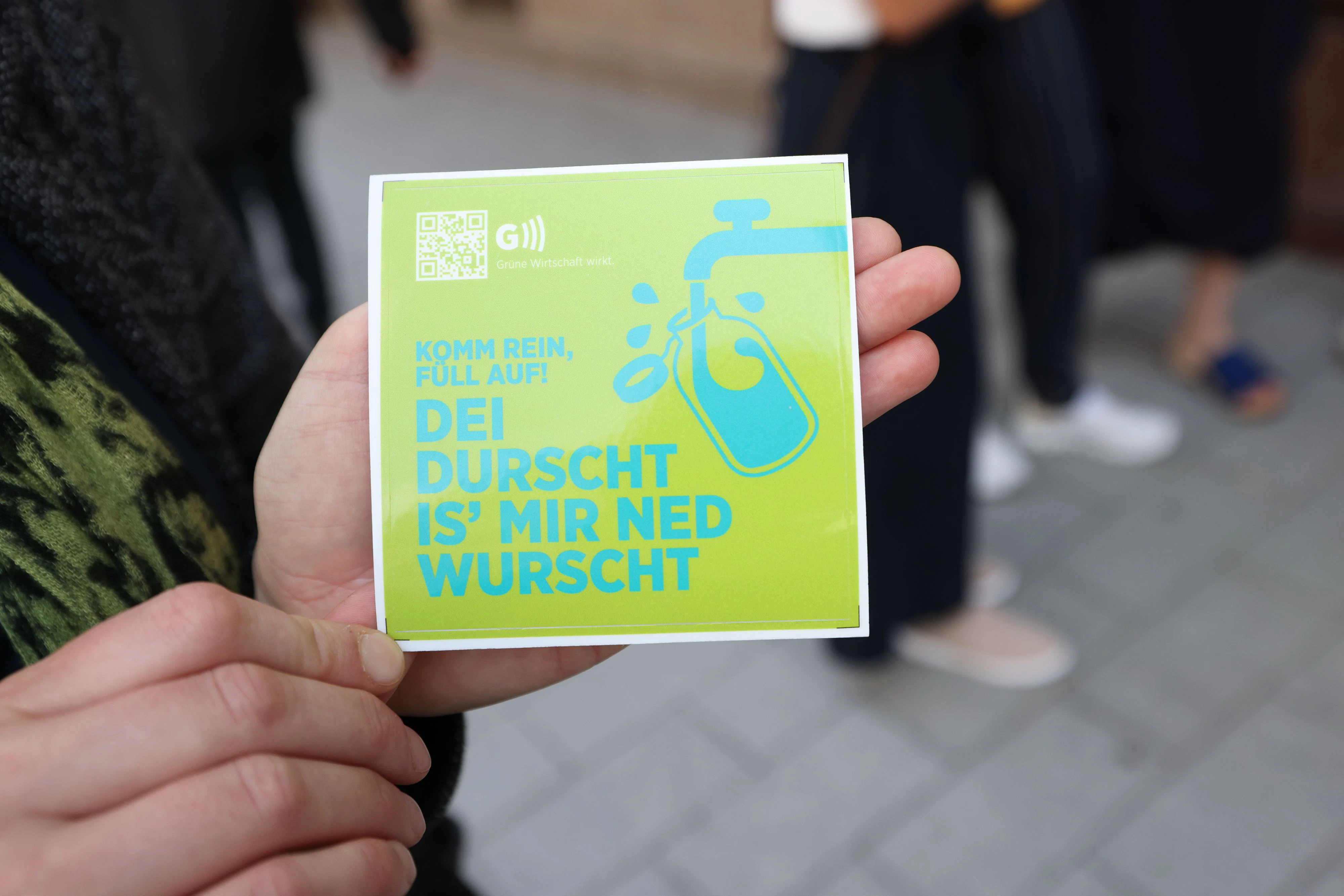 Dieser Aufkleber zeigt, dass es in diesem Geschäft kostenloses Wasser gibt.