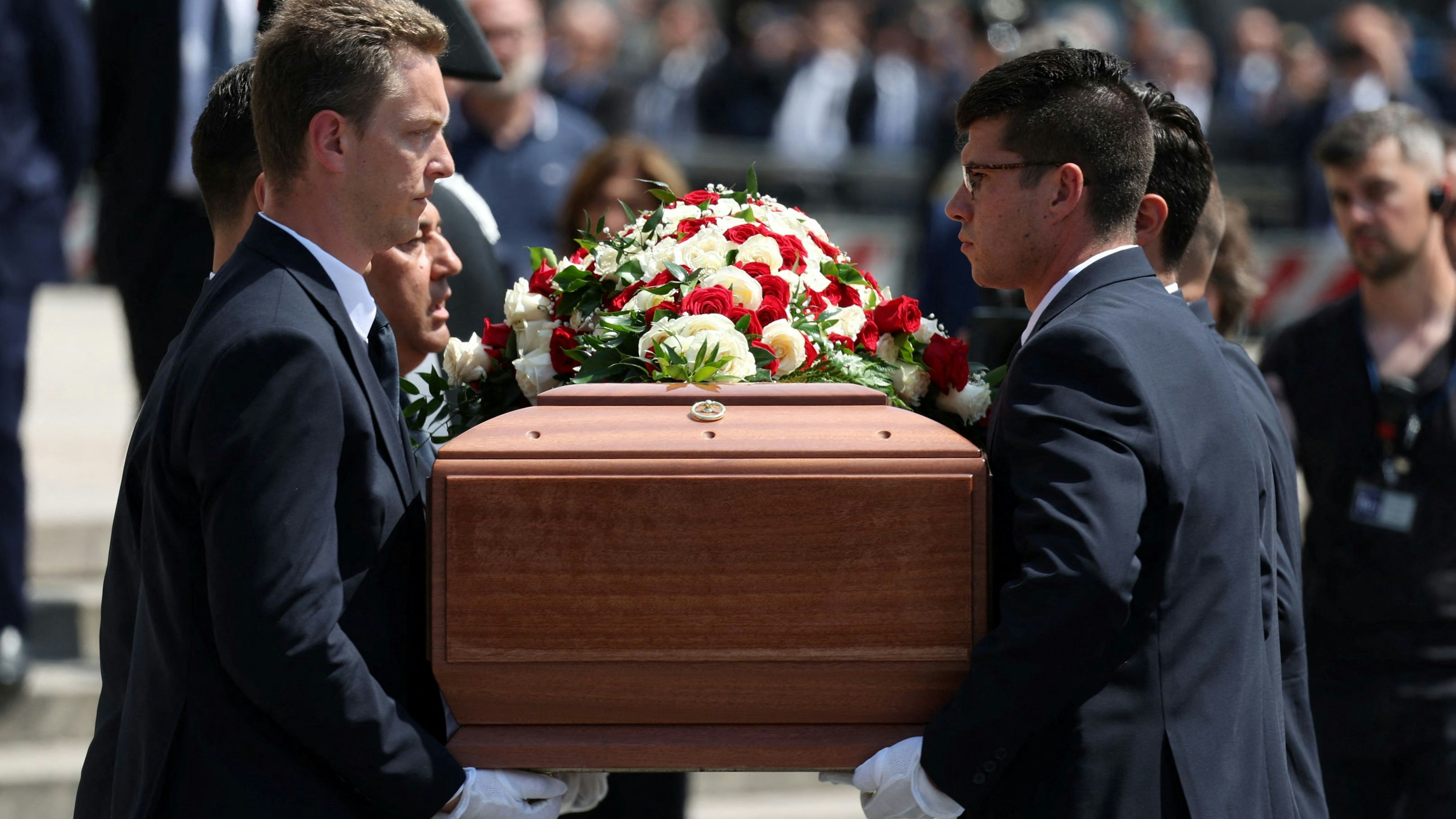 Sargträger tragen den Sarg des ehemaligen italienischen Ministerpräsidenten Silvio Berlusconi zu seiner Beerdigung im Mailänder Dom.