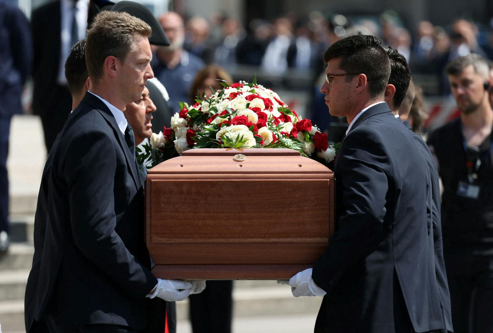 Frau fällt bei Berlusconi-Begräbnis in Ohnmacht