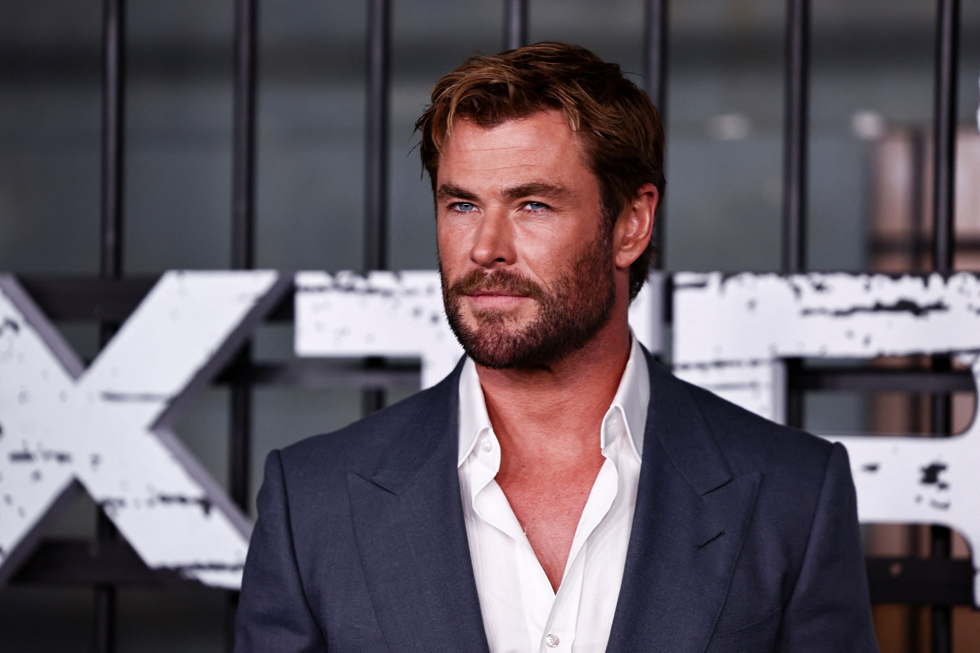 Chris Hemsworth wurde in einem Interview auf sein virales Penis-Video angesprochen.