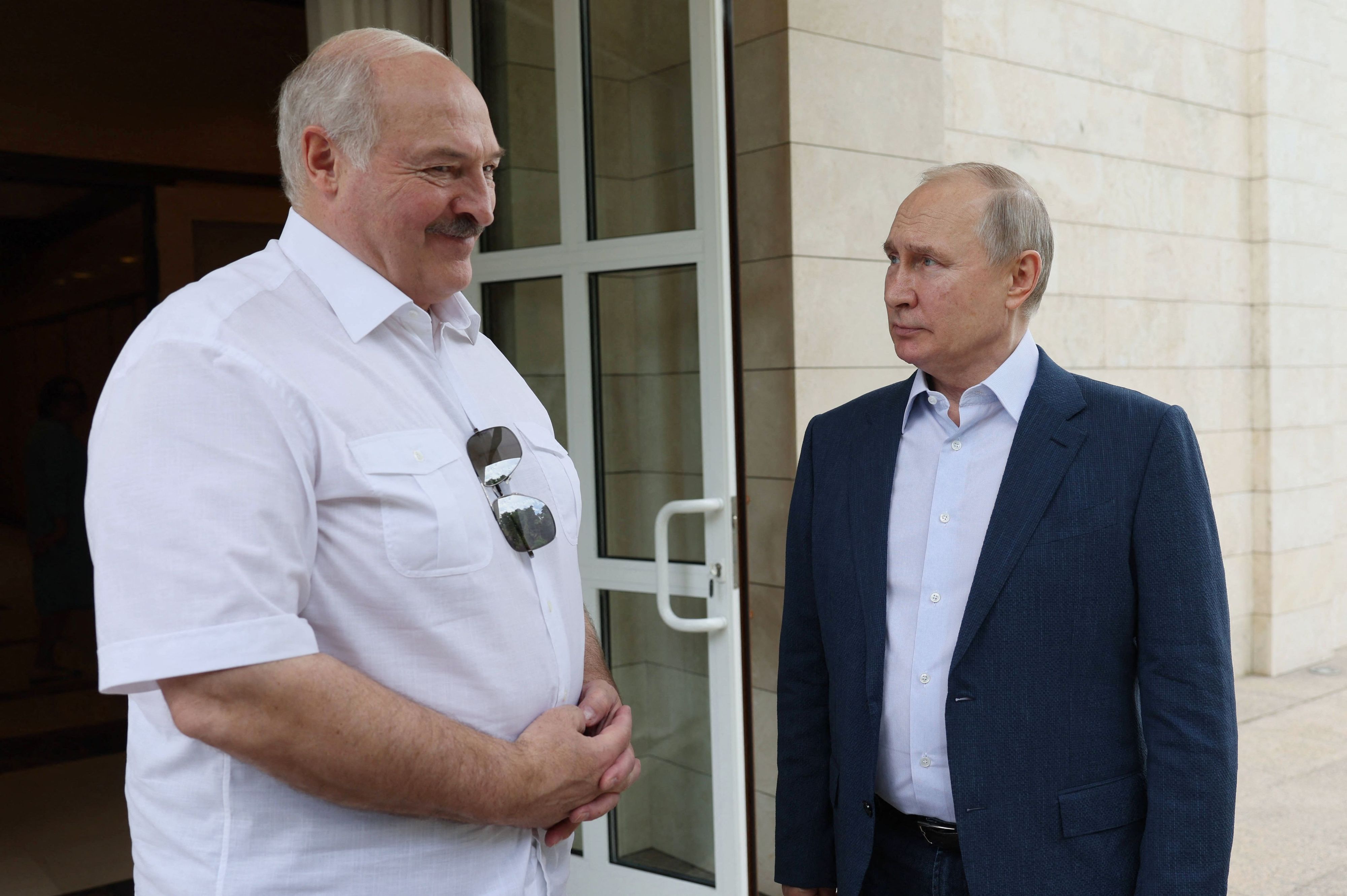 Russlands Präsident&nbsp;<strong>Wladimir Putin</strong> (rechts) hat seinen belarussischen Amtskollegen <strong>Alexander Lukaschenko</strong> in Sochi begrüßt.