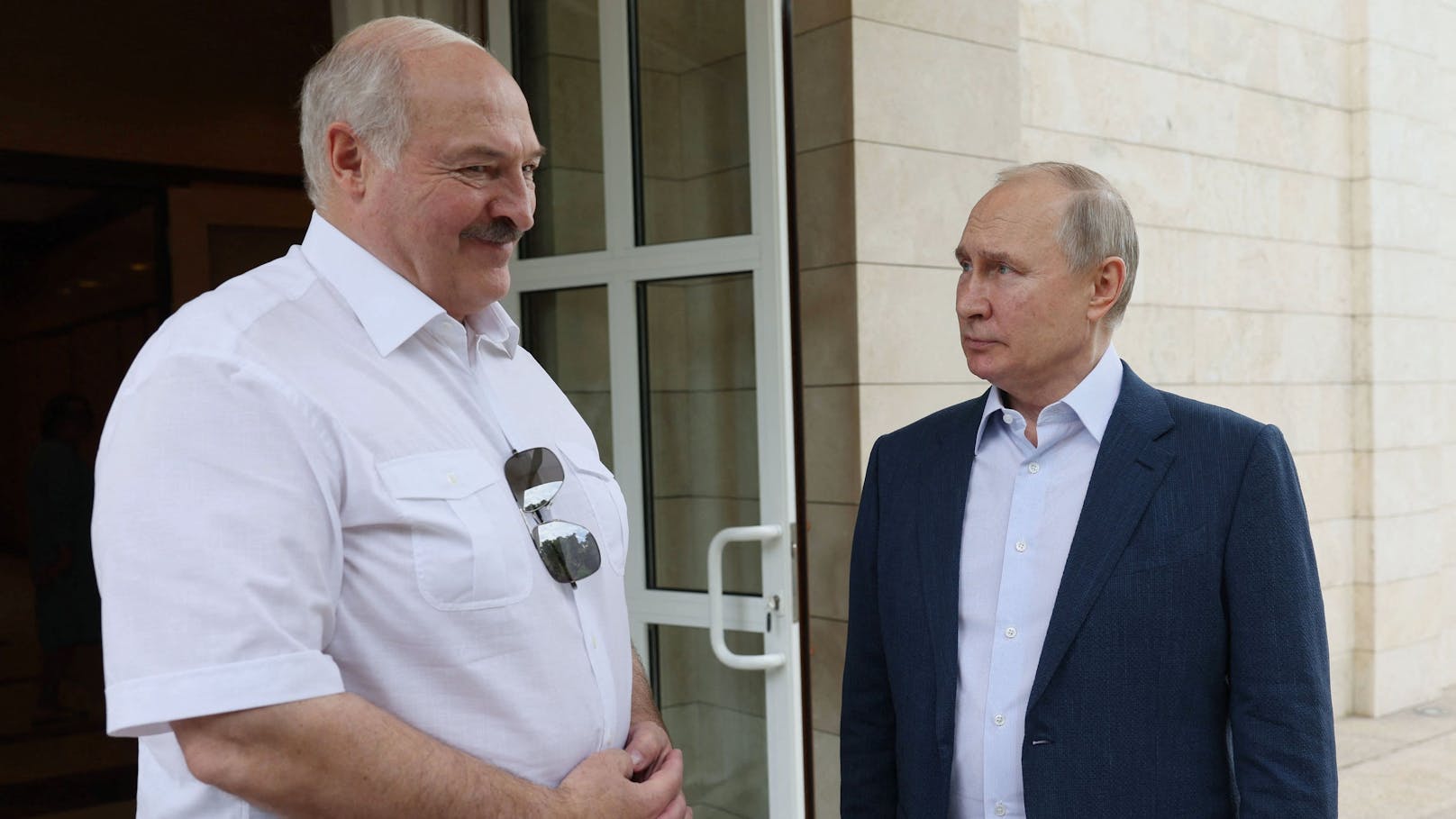 Russlands Präsident&nbsp;<strong>Wladimir Putin</strong> (rechts) hat seinen belarussischen Amtskollegen <strong>Alexander Lukaschenko</strong> in Sochi begrüßt.