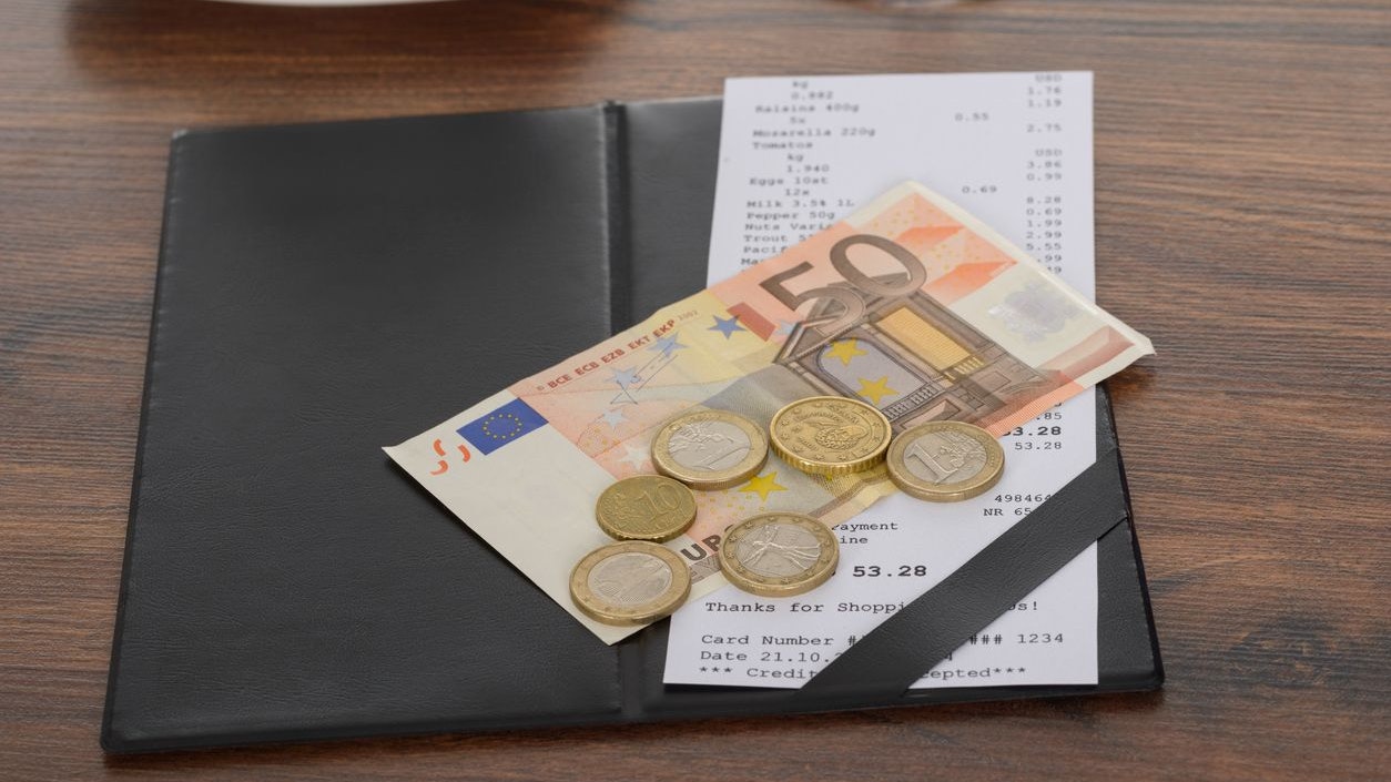 Die Trinkgeldhöhe variiert – der falsche Betrag kann beleidigend sein.