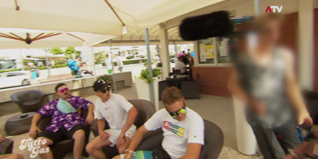 In Lignano kochten die Emotionen eines jungen Mannes über.