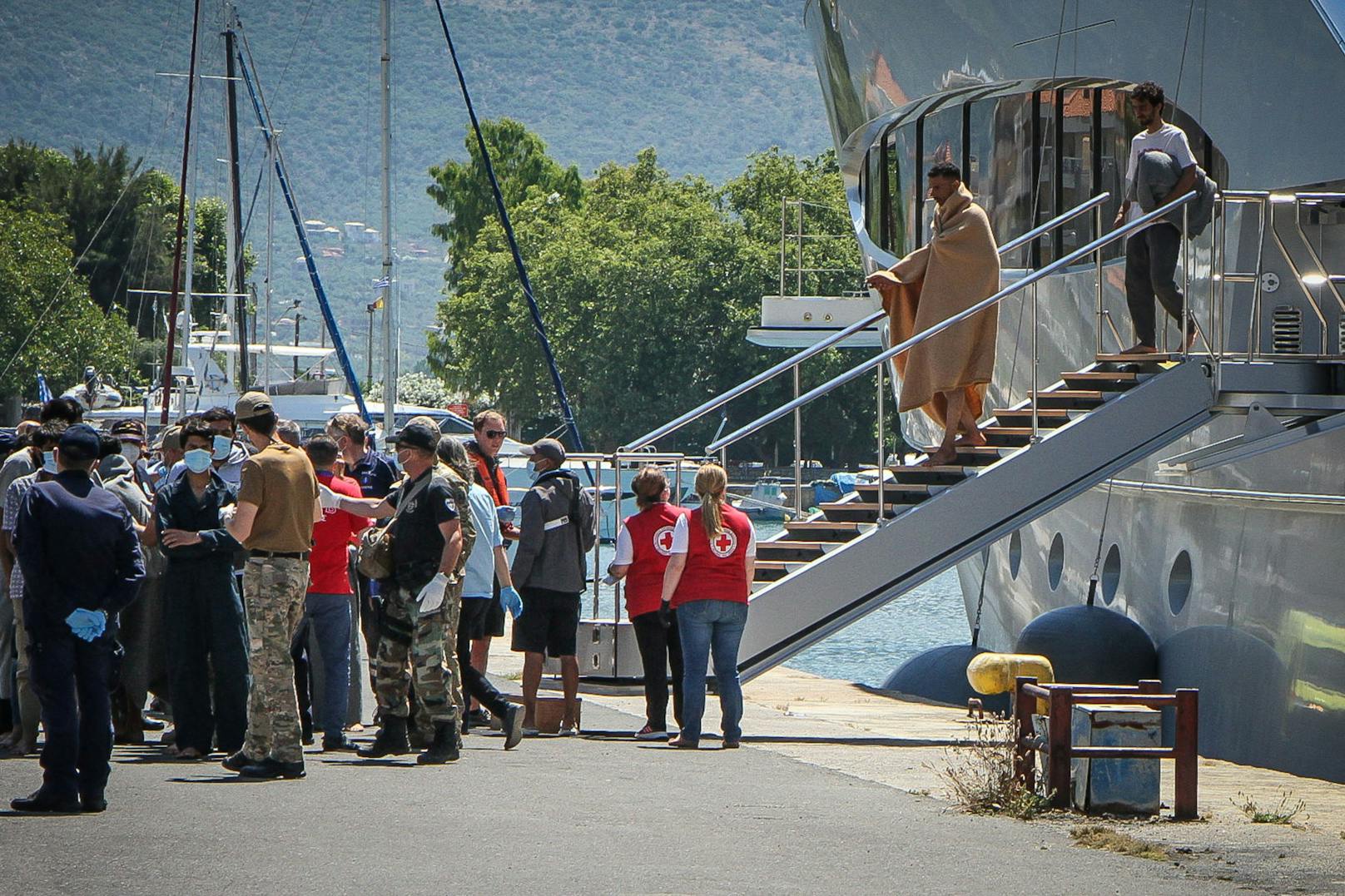 Laut Aussagen von Überlebenden waren bis zu 400 Menschen an Bord.