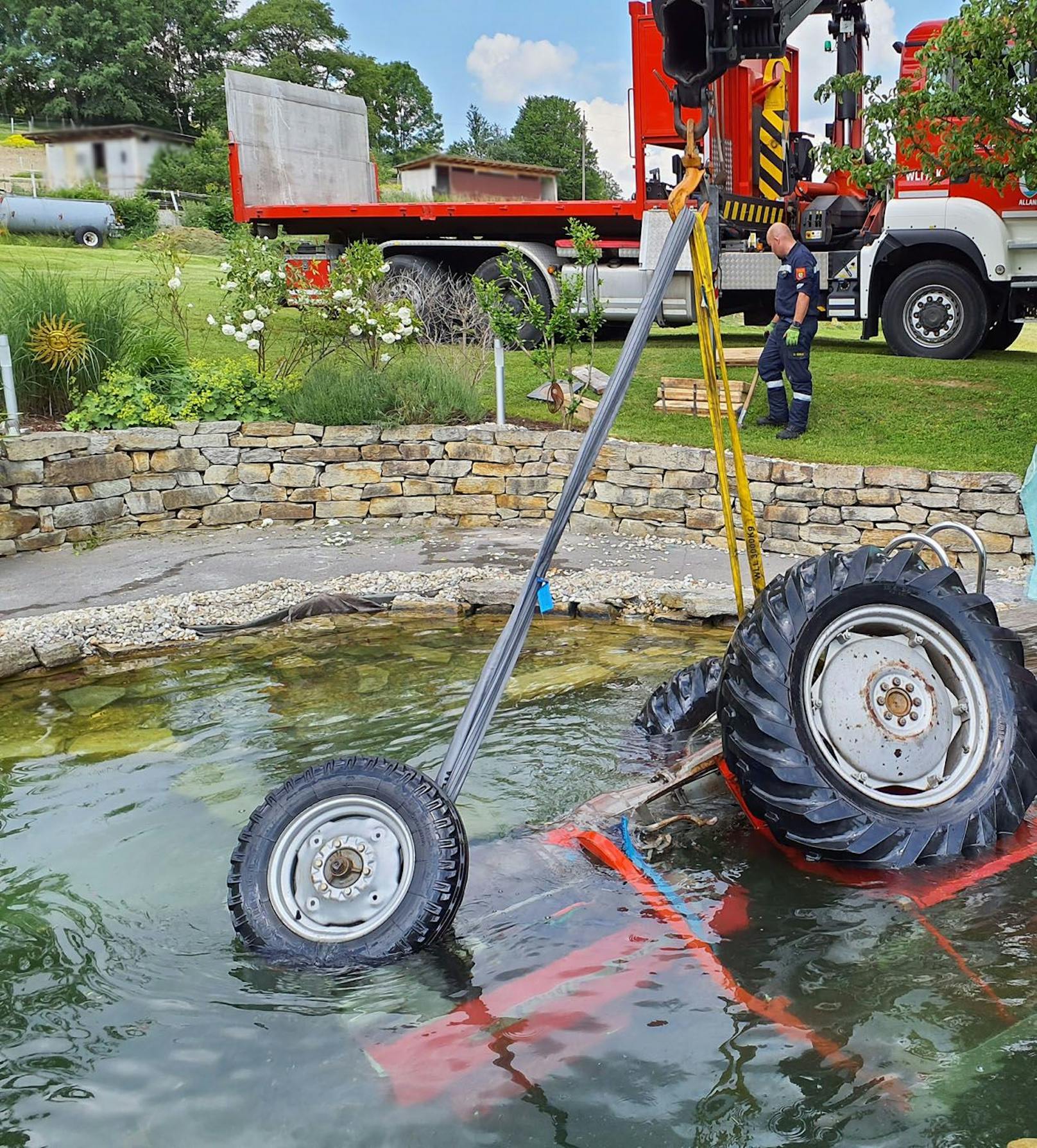 Die Feuerwehr reagierte rasch, konnte den Traktor zügig bergen.