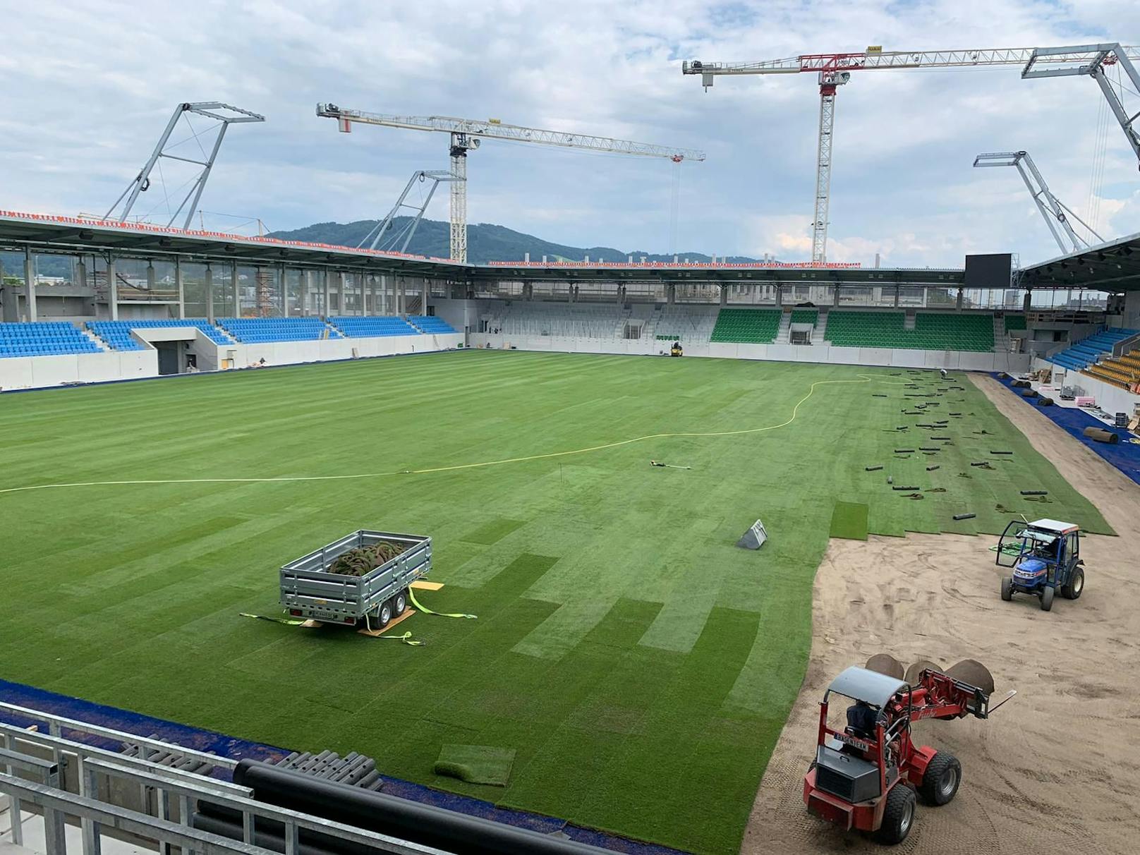 Der Countdown zur Eröffnung des neuen Stadions läuft. Den Spielern wird jetzt schon einmal der Rasen ausgerollt..