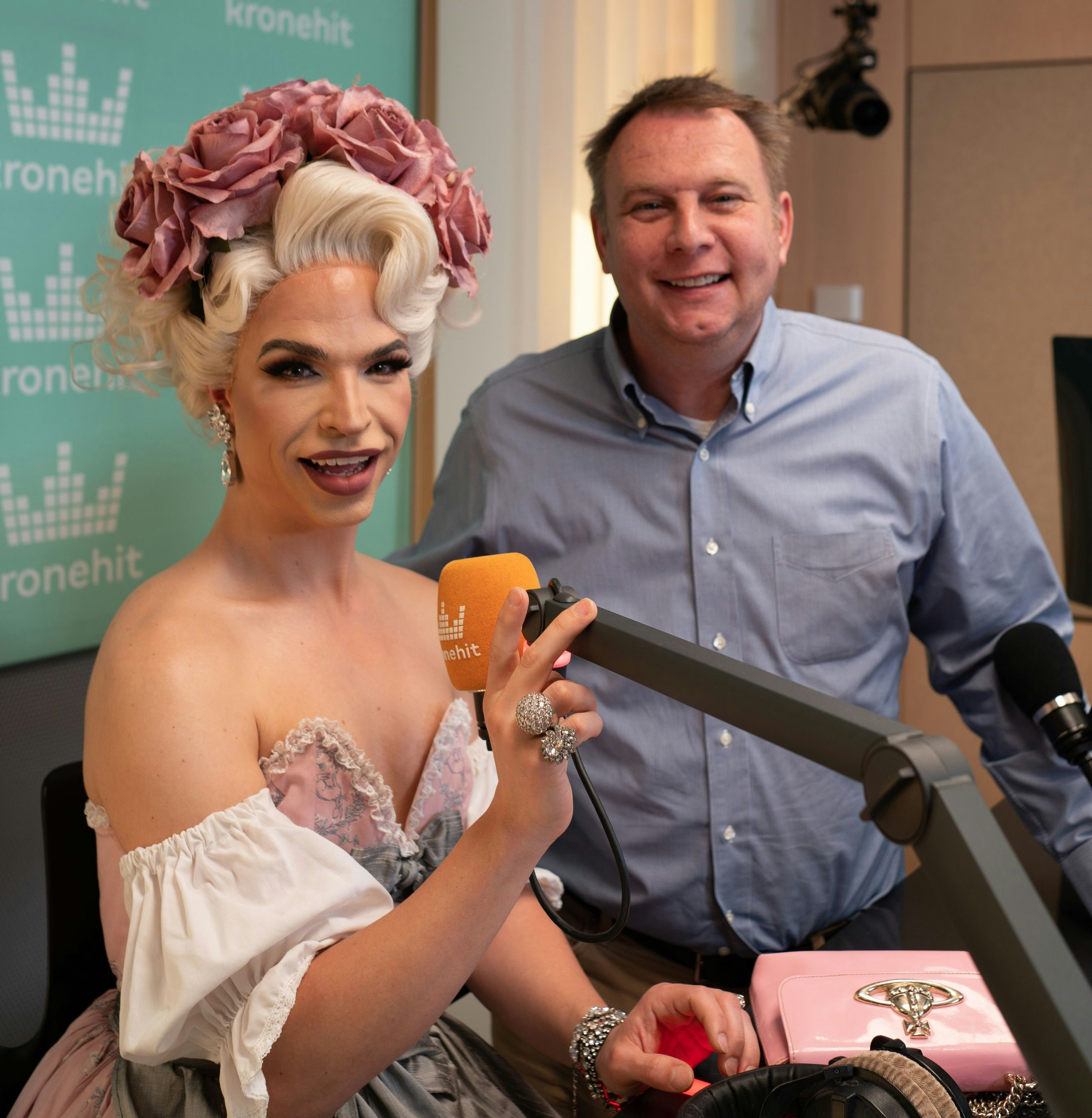 Tamara Mascara schaute vor der Regenbogenparade im Kronehit-Studio bei Moderator Meinrad Knapp vorbei.