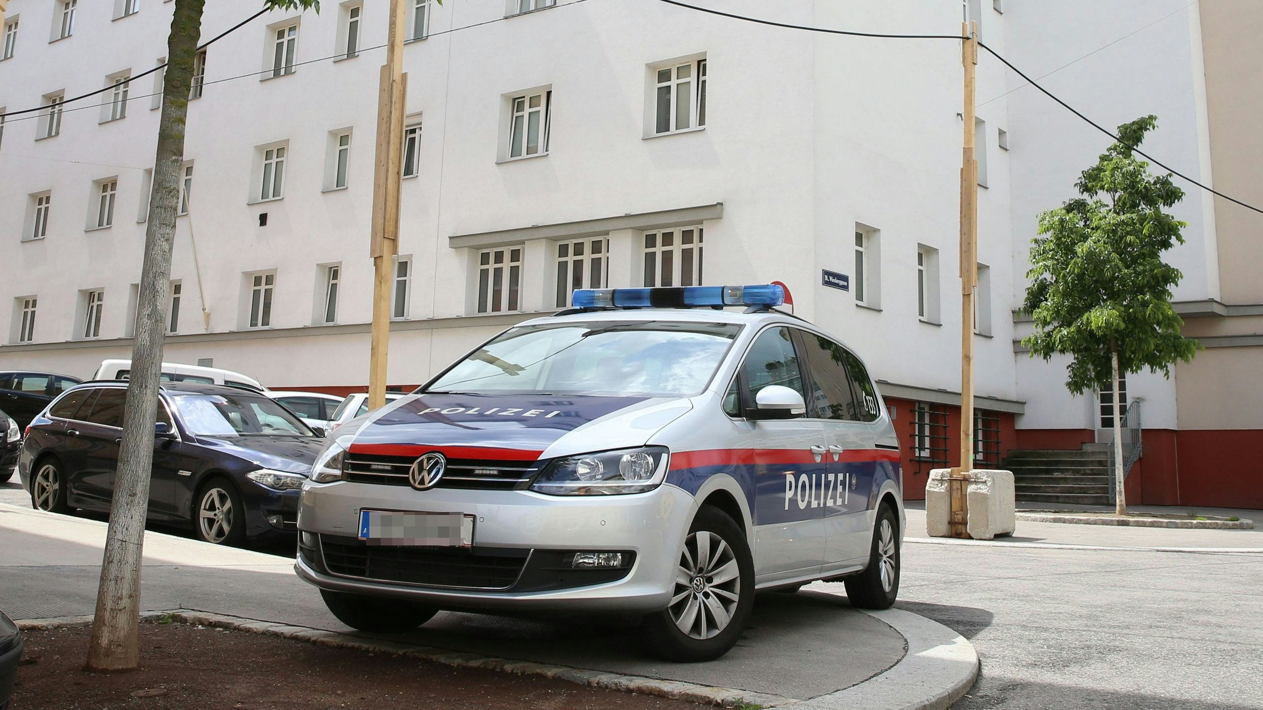 20190520 / polizeiauto polizei bewacht gemeindebau maroltingerstrasse 56-58 wegen morddrohung / foto: sabine hertel / tageszeitung heute