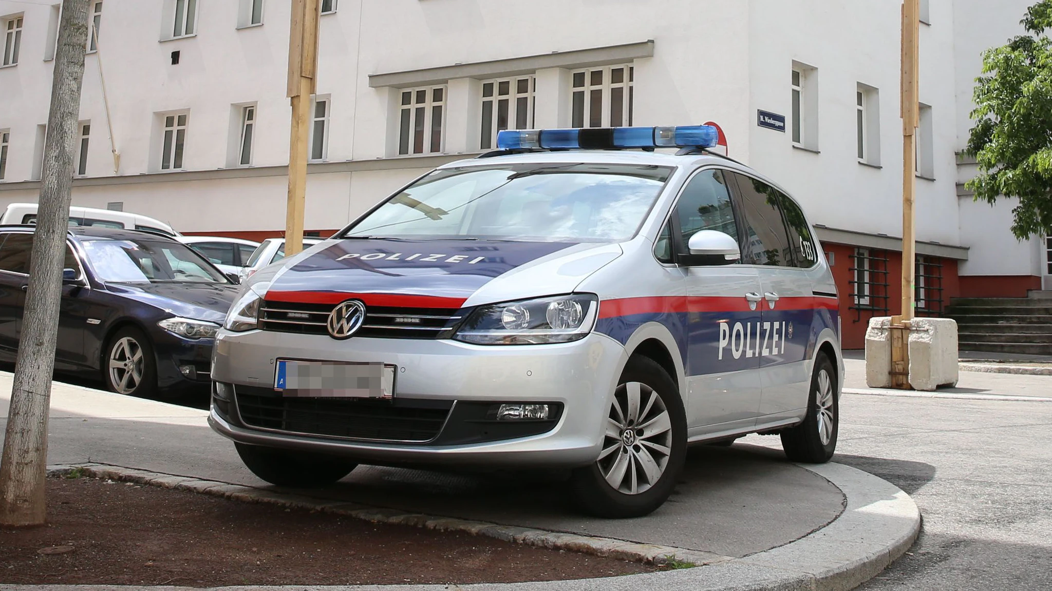 20190520 / polizeiauto polizei bewacht gemeindebau maroltingerstrasse 56-58 wegen morddrohung / foto: sabine hertel / tageszeitung heute