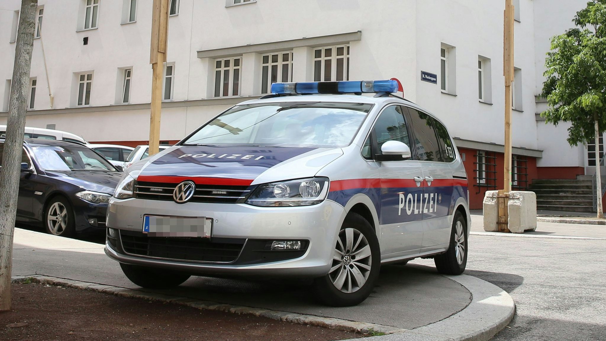 20190520 / polizeiauto polizei bewacht gemeindebau maroltingerstrasse 56-58 wegen morddrohung / foto: sabine hertel / tageszeitung heute