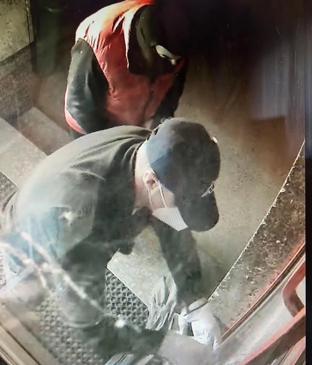 Zwei maskierte Täter beim Einbruch in die Trafik, ein dritter Krimineller war über Funk verbunden und stand Schmiere