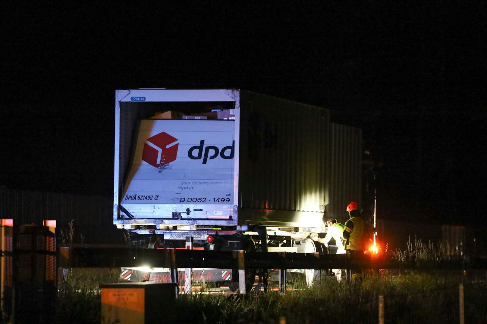 Ein schwerer Lkw-Unfall hat sich in der Nacht auf Donnerstag auf der Pyhrnautobahn bei St. Pankraz (Bezirk Kirchdorf an der Krems) ereignet. Die A9 musste in beide Richtung gesperrt werden.