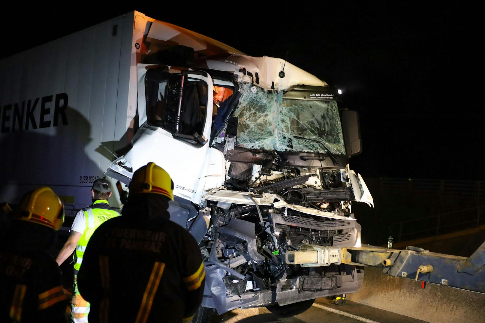 Ein schwerer Lkw-Unfall hat sich in der Nacht auf Donnerstag auf der Pyhrnautobahn bei St. Pankraz (Bezirk Kirchdorf an der Krems) ereignet. Die A9 musste in beide Richtung gesperrt werden.