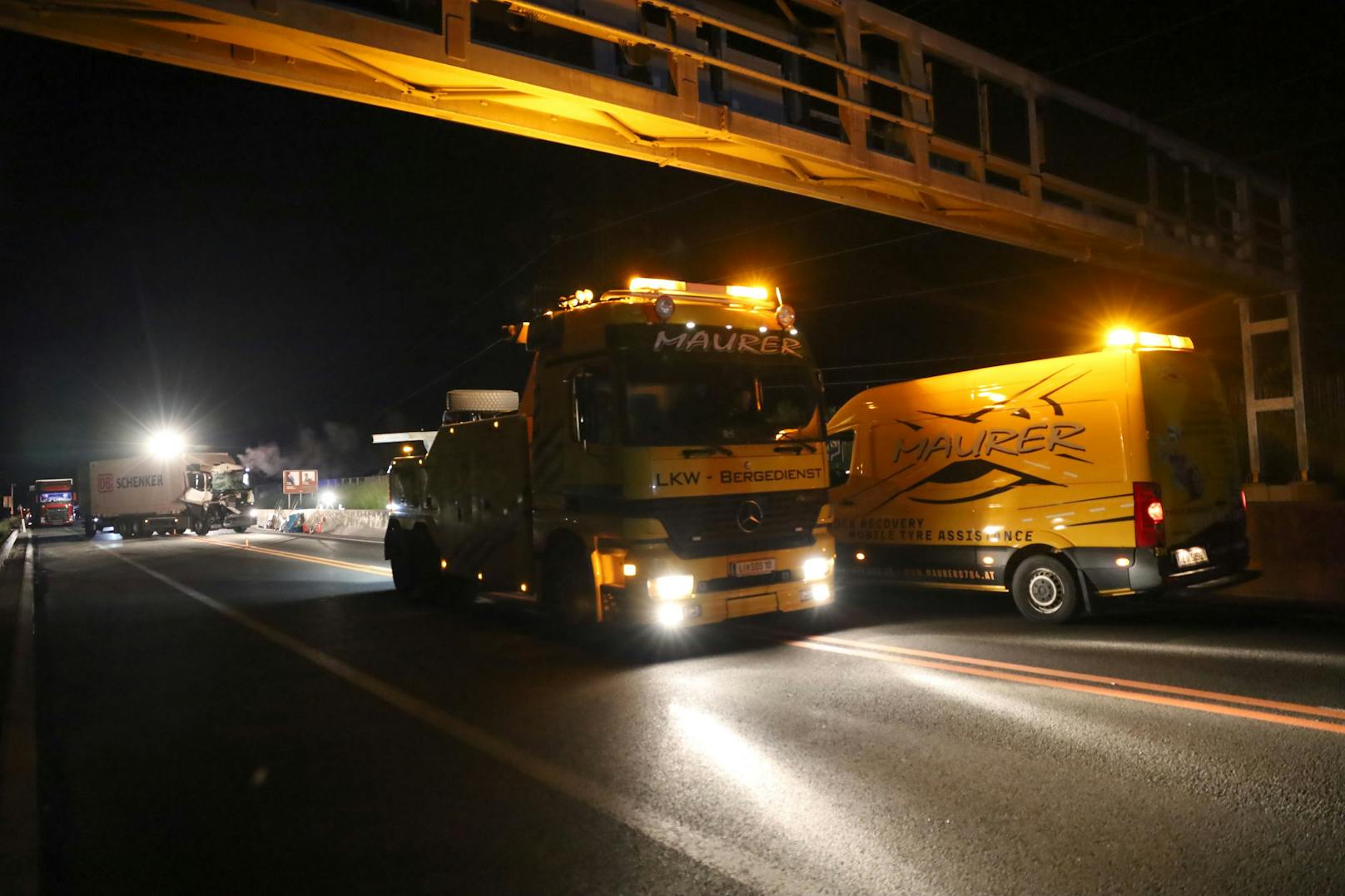 Ein schwerer Lkw-Unfall hat sich in der Nacht auf Donnerstag auf der Pyhrnautobahn bei St. Pankraz (Bezirk Kirchdorf an der Krems) ereignet. Die A9 musste in beide Richtung gesperrt werden.