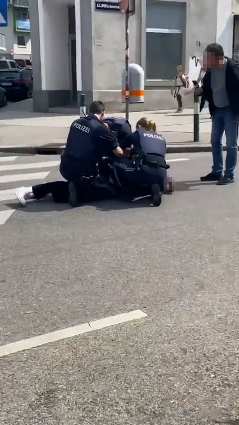 Die Beamten nahmen den Verdächtigen auf der Straße fest.