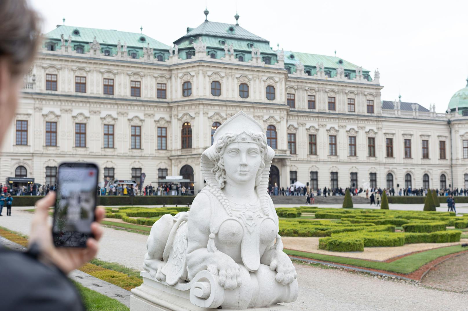 Löwe Roco, der Lemur Neo, die Gazelle Rena, das Schaf Pop, der Strauß Dada und das Stachelschwein Flux tummeln sich nun im Schlossgarten des Belvedere in Wien.