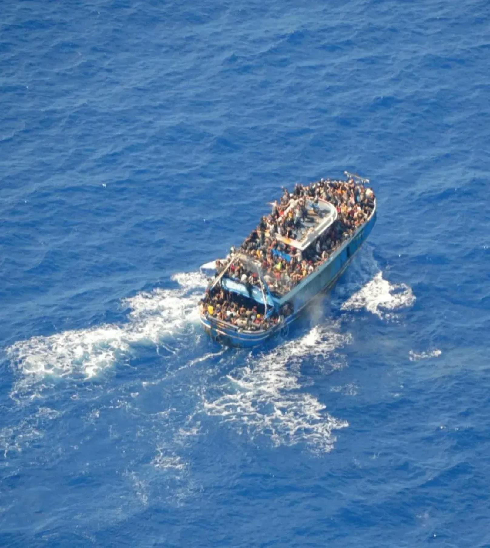 Die Aufnahmen legen nahe, dass mehr als 500 Menschen an Bord gewesen sein könnten.