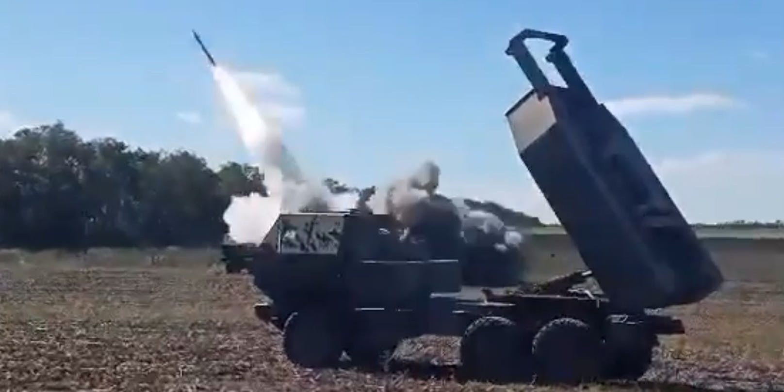 Beim Angriff soll die Ukraine unter anderem Himars-Raketenwerfer eingesetzt haben. Die von den USA gelieferten Systeme gelten als ein der wertvollsten Systeme, die Kiew seit Beginn der Invasion erhalten hat.