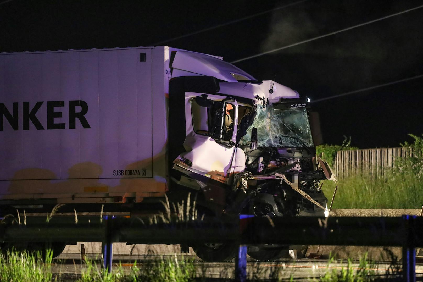 Ein schwerer Lkw-Unfall hat sich in der Nacht auf Donnerstag auf der Pyhrnautobahn bei St. Pankraz (Bezirk Kirchdorf an der Krems) ereignet. Die A9 musste in beide Richtung gesperrt werden.