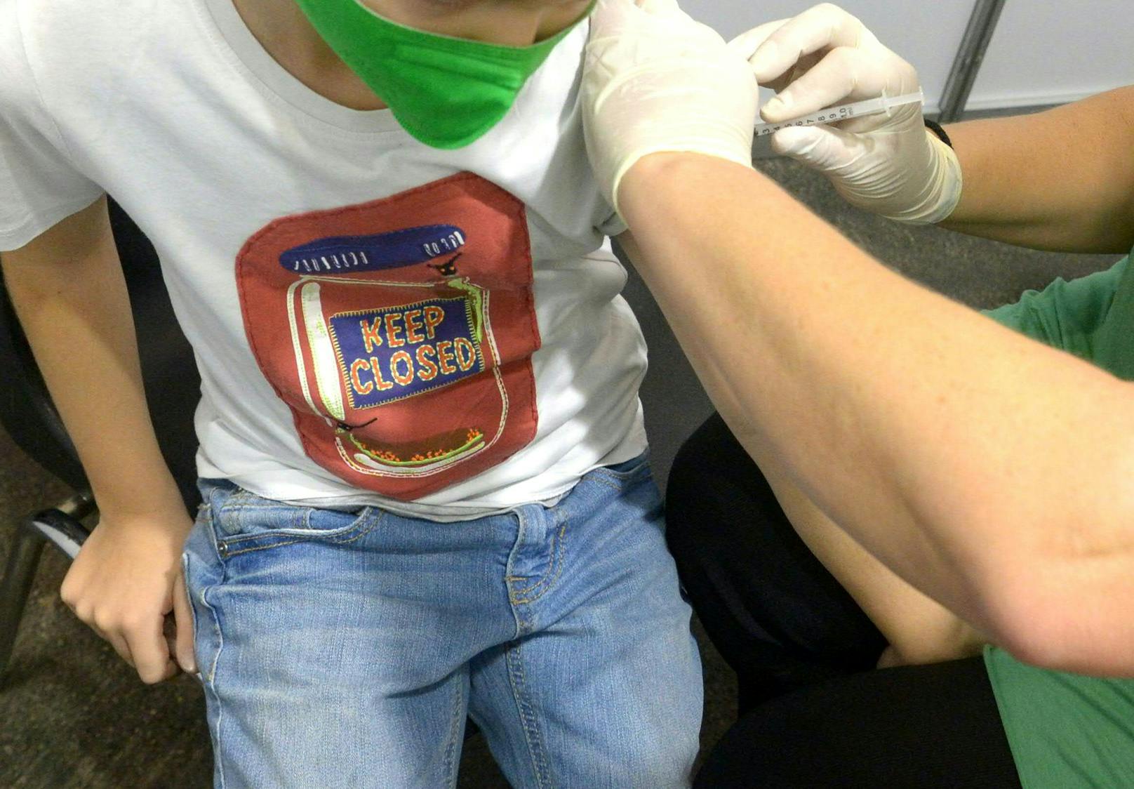 Ein Kind bekommt eine Schutzimpfung (Archivfoto)
