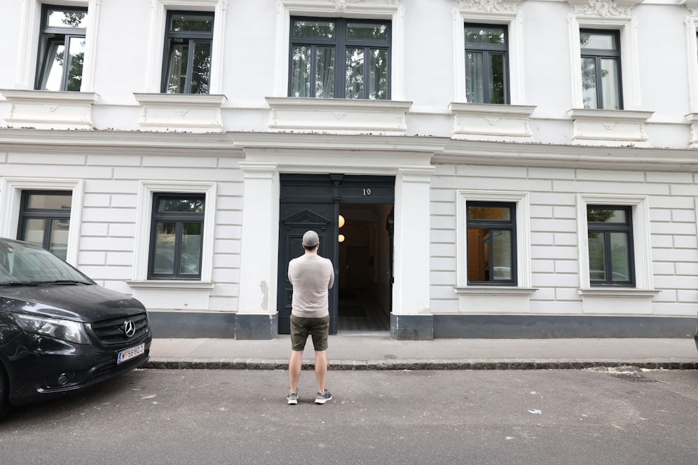 Mieter wie Simon (Name geändert) sollen nach und nach aus ihren Wohnungen ausziehen, damit Platz für Touristen wird.