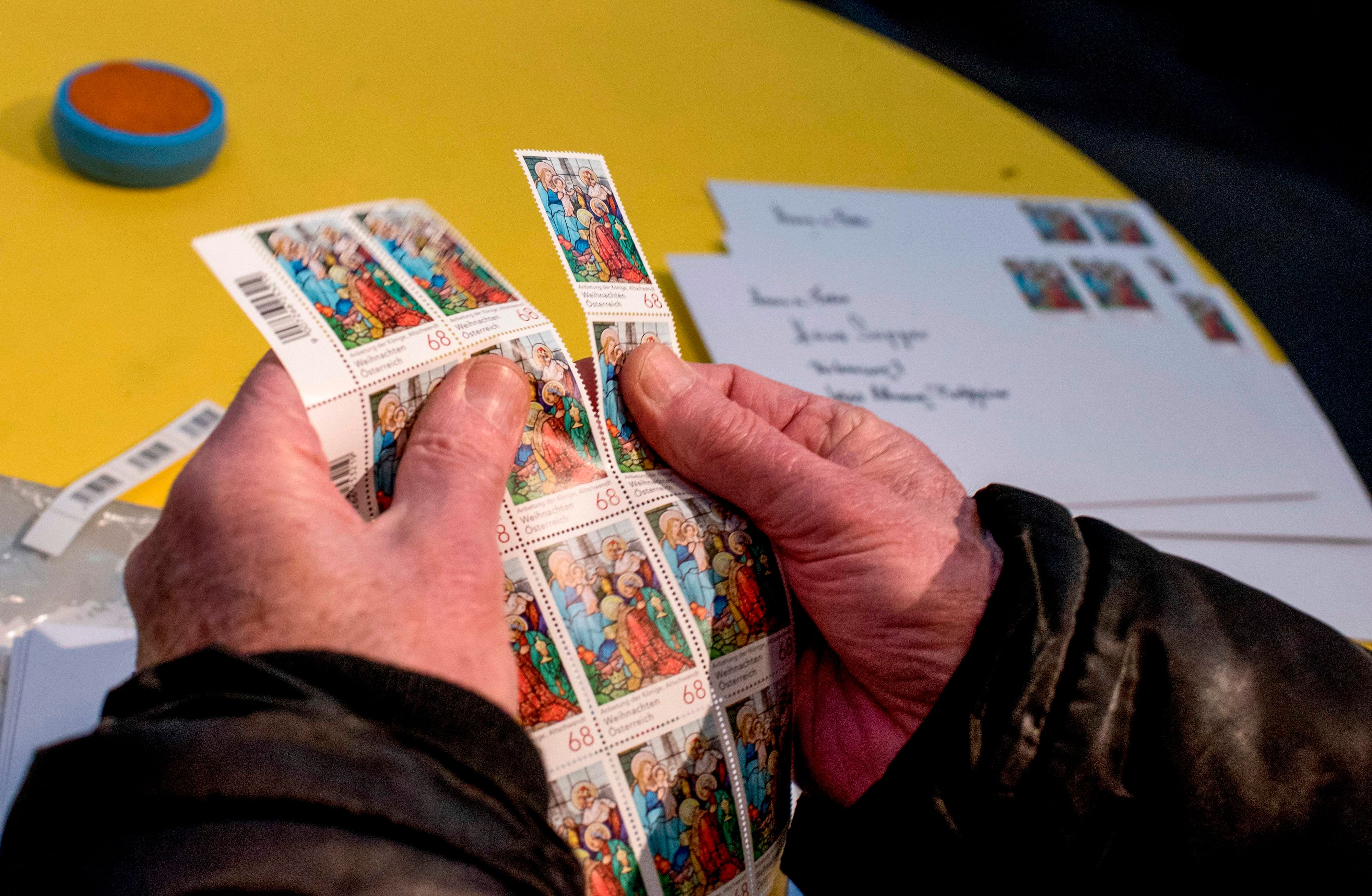 Die Frau hatte es auf Briefmarken abgesehen. Symbolbild