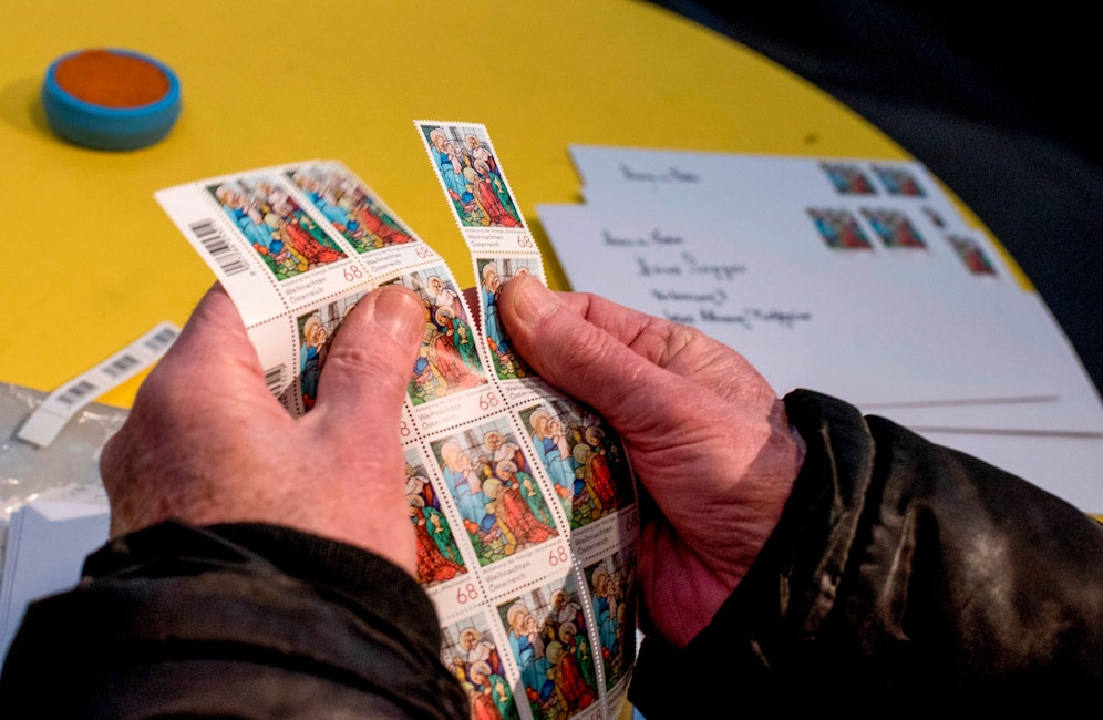 Die Frau hatte es auf Briefmarken abgesehen. (Symbolbild)