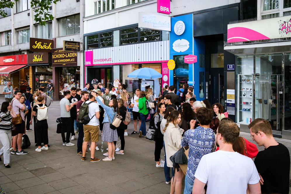 Die Menschenansammlung vor dem Vollpension-Kiosk am Schwedenplatz sorgte für Aufsehen.