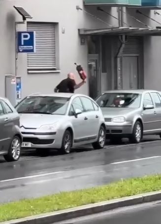 Der 32-Jährige beschädigte mit dem Feuerlöscher mehrere Fahrzeuge.