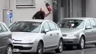 Der 32-Jährige beschädigte mit dem Feuerlöscher mehrere Fahrzeuge.