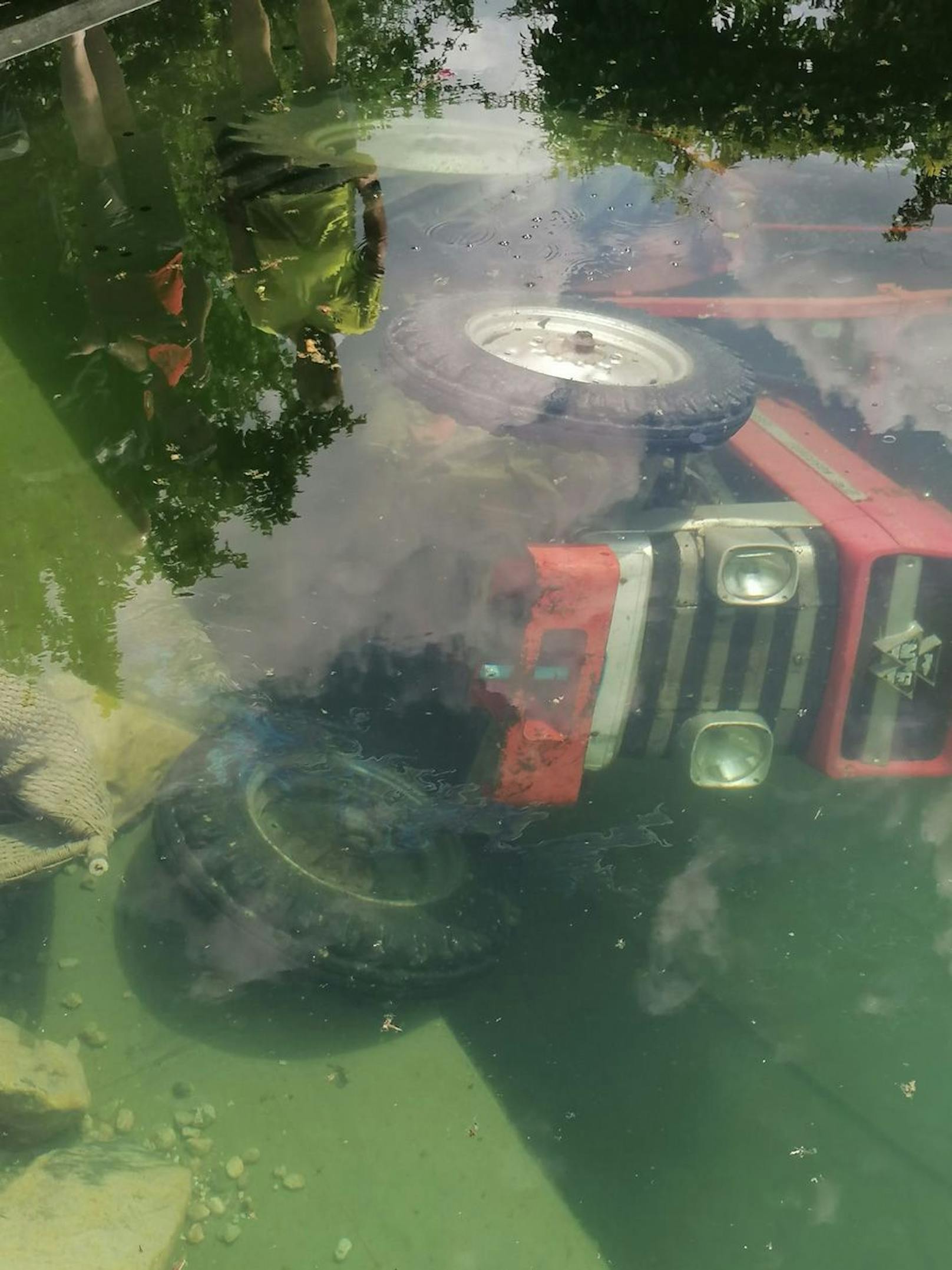 Traktor stürzte in Schwimmteich