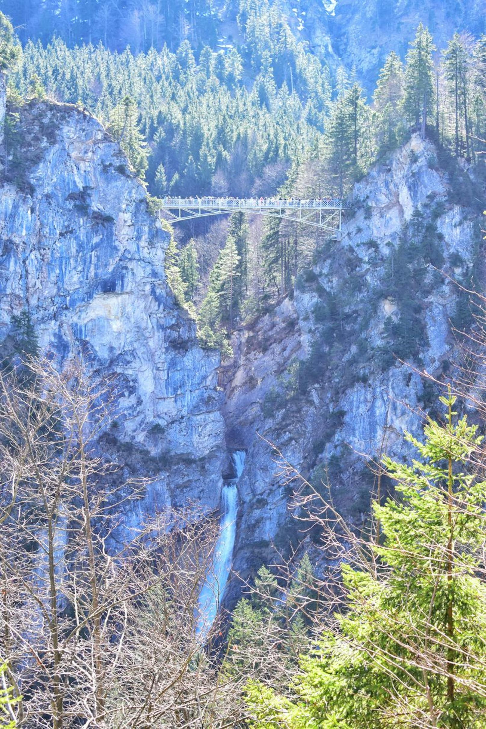 Panorama-Blick auf die Brücke, von der die beiden Touristinnen gestoßen wurden.