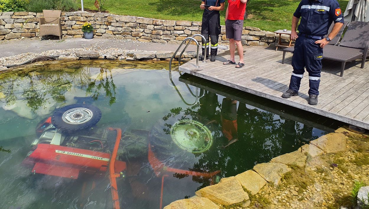 Traktor stürzte in Schwimmteich