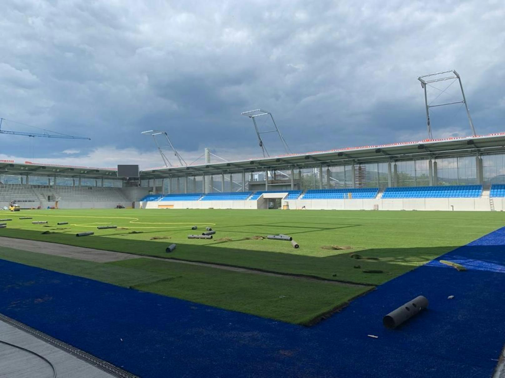 Hier geht es bald rund: Am 30. Juni wird die Baustelle des neuen Donauparkstadions fertiggestellt sein.