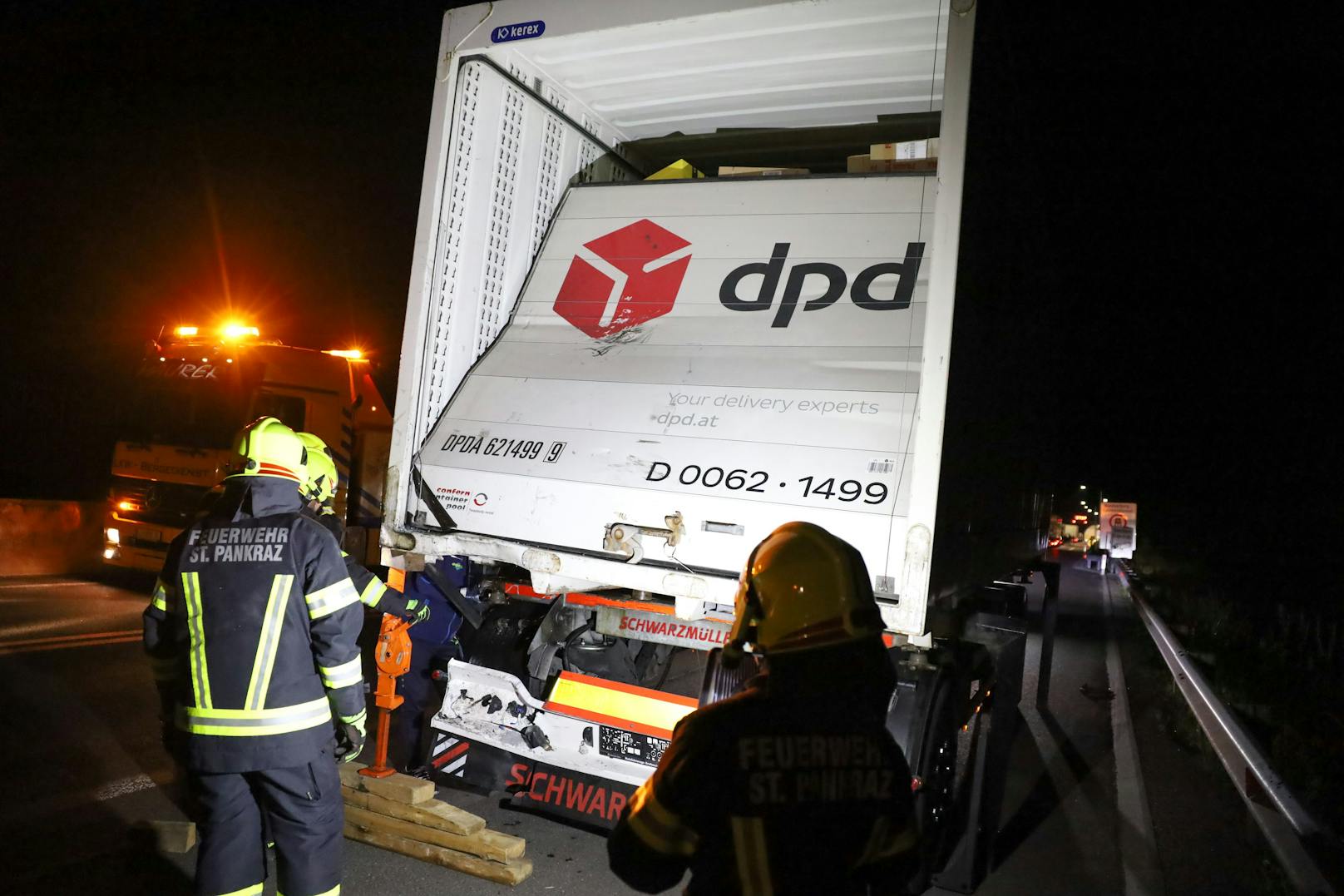 Ein schwerer Lkw-Unfall hat sich in der Nacht auf Donnerstag auf der Pyhrnautobahn bei St. Pankraz (Bezirk Kirchdorf an der Krems) ereignet. Die A9 musste in beide Richtung gesperrt werden.