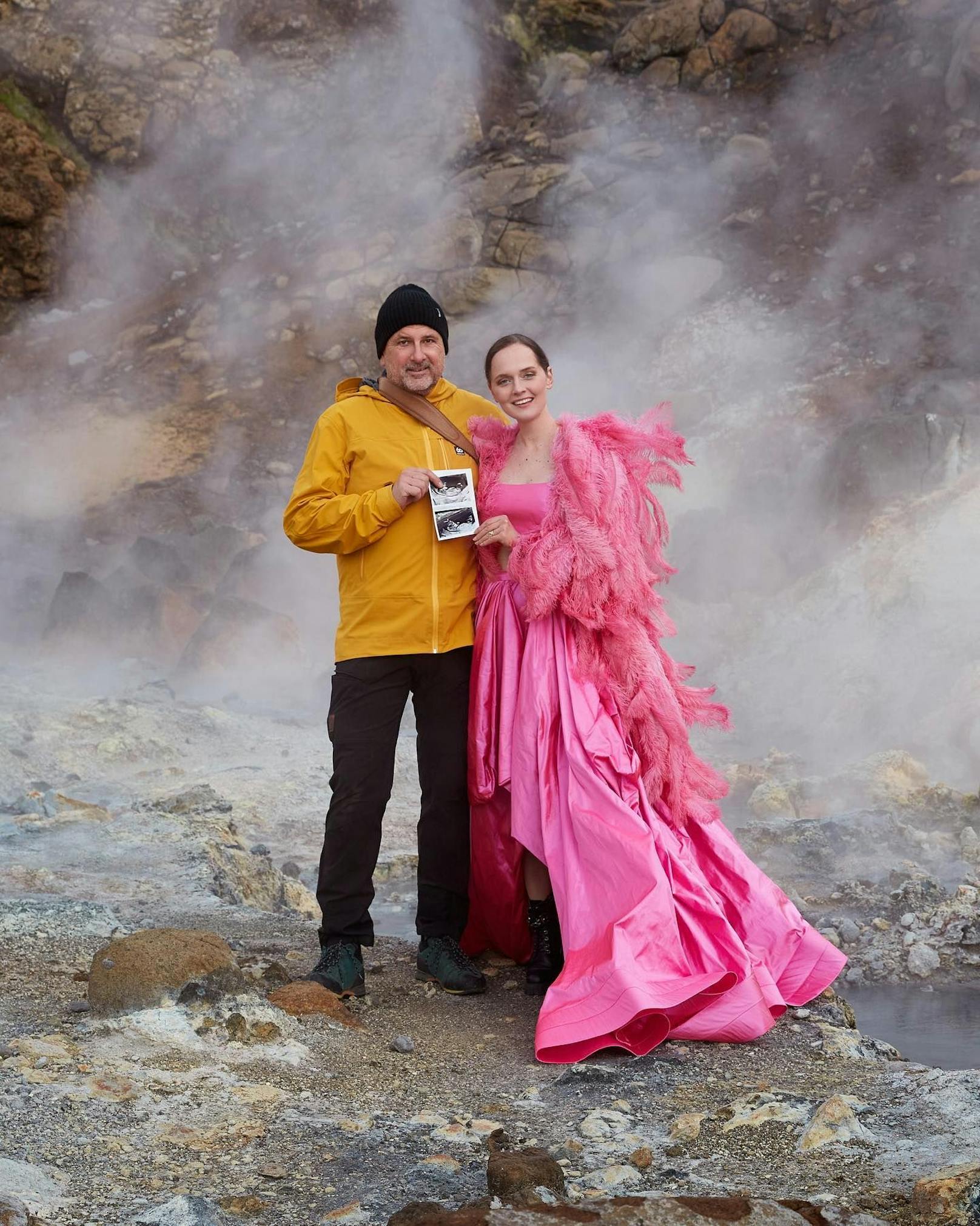 Auf ihrer Reise nach Island verkündeten Designerin Eva Poleschinski und Ehemann Oliver Rathschüler die süßen Baby-News.