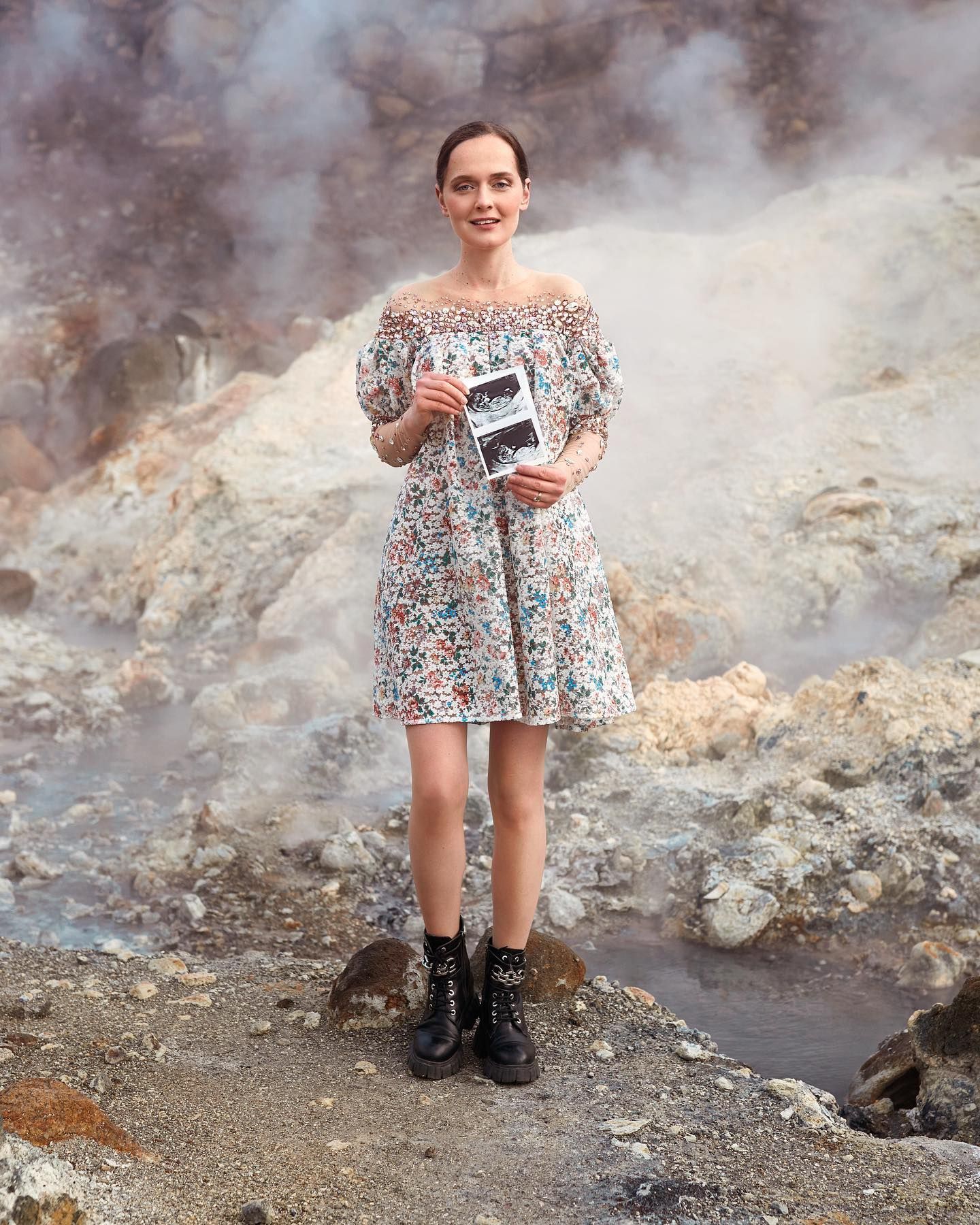 Eva Poleschinski hält das Ultraschalbild ihres ersten Kindes in die Kamera.