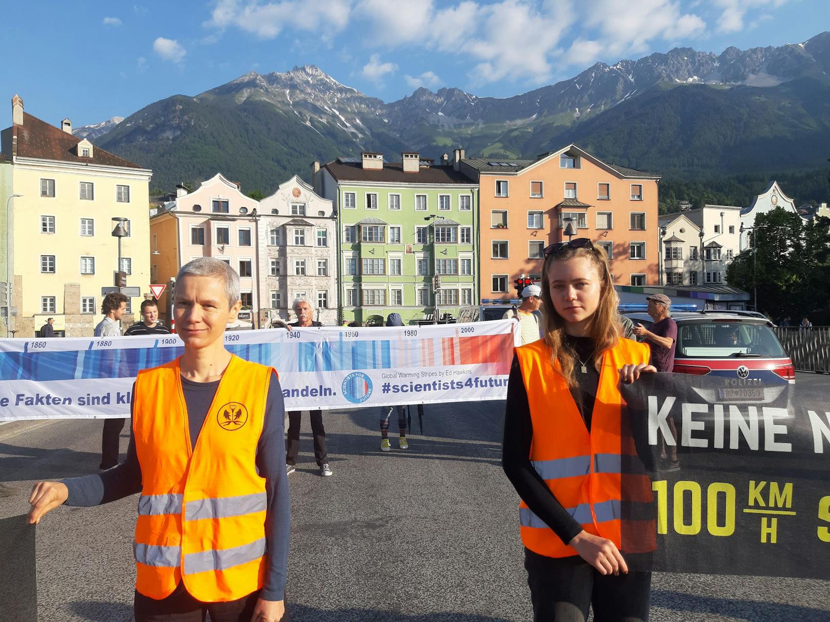 Diesmal erfolgte die Straßenblockade auf der Innbrücke in Innsbruck.