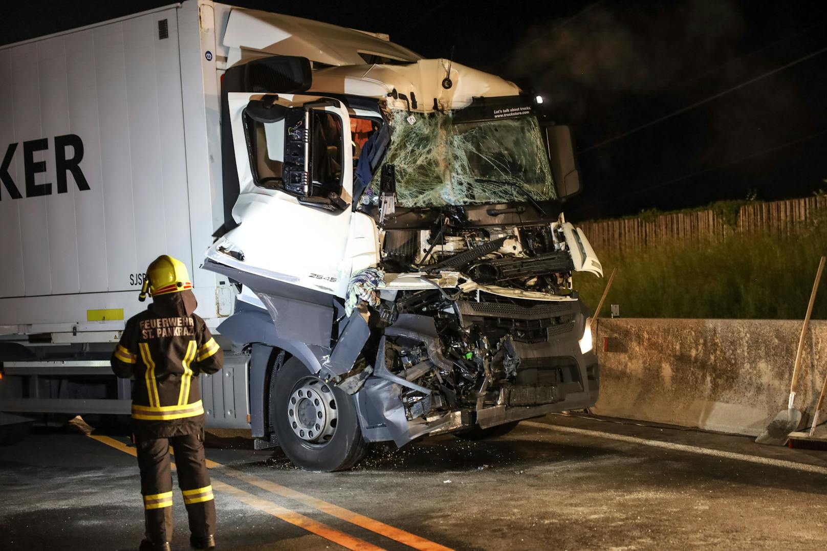 Ein schwerer Lkw-Unfall hat sich in der Nacht auf Donnerstag auf der Pyhrnautobahn bei St. Pankraz (Bezirk Kirchdorf an der Krems) ereignet. Die A9 musste in beide Richtung gesperrt werden.