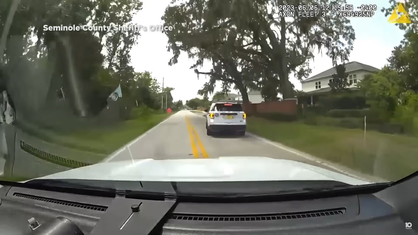 Als ein Polizeiauto ohne Blaulicht mit völlig überhöhter Geschwindigkeit an ihm vorbei raste, nahm der Sheriff-Stellvertreter von Seminole County, FL, sofort die Verfolgung auf.