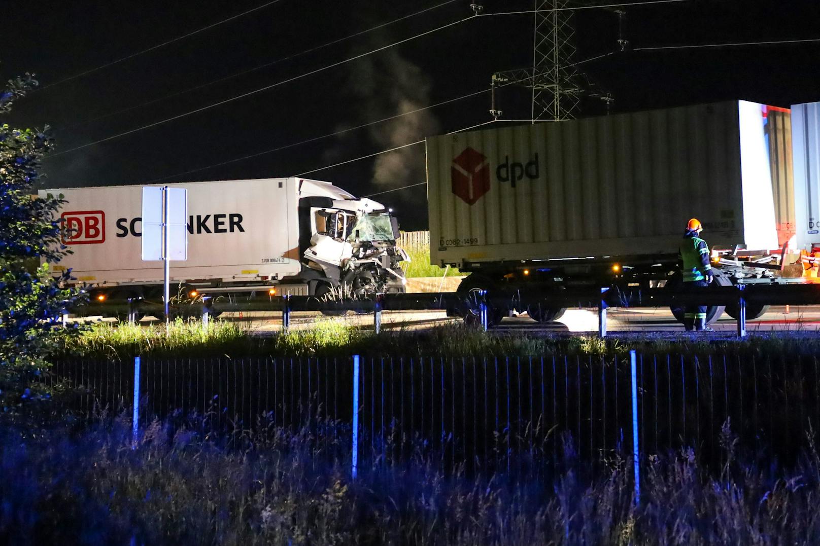 Ein schwerer Lkw-Unfall hat sich in der Nacht auf Donnerstag auf der Pyhrnautobahn bei St. Pankraz (Bezirk Kirchdorf an der Krems) ereignet. Die A9 musste in beide Richtung gesperrt werden.