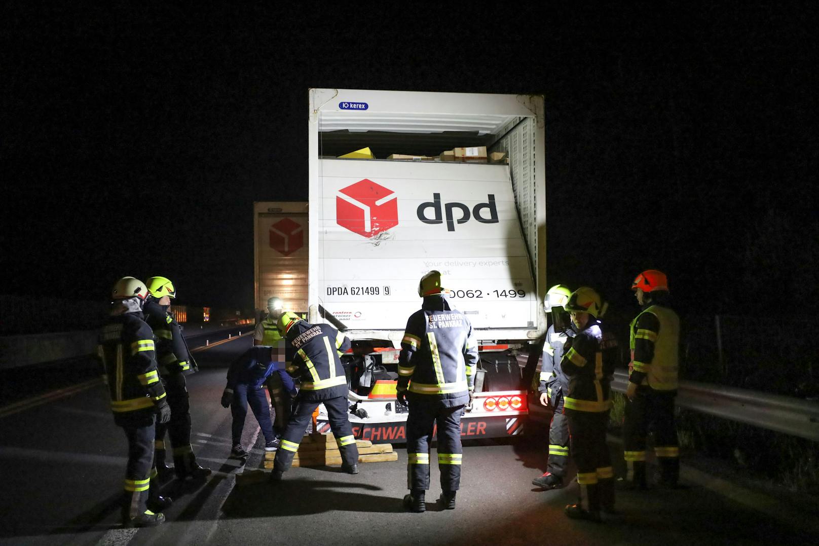 Ein schwerer Lkw-Unfall hat sich in der Nacht auf Donnerstag auf der Pyhrnautobahn bei St. Pankraz (Bezirk Kirchdorf an der Krems) ereignet. Die A9 musste in beide Richtung gesperrt werden.