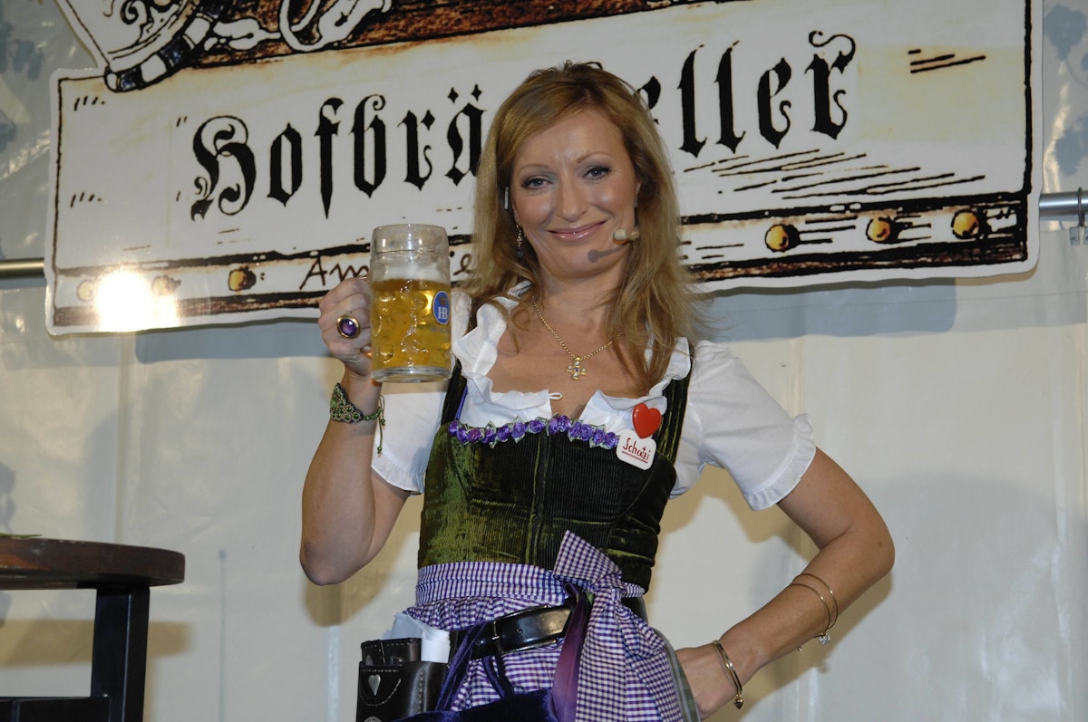 Sie wuchs auf einen Bauernhof im oberbayerischen Tittenkofen auf.