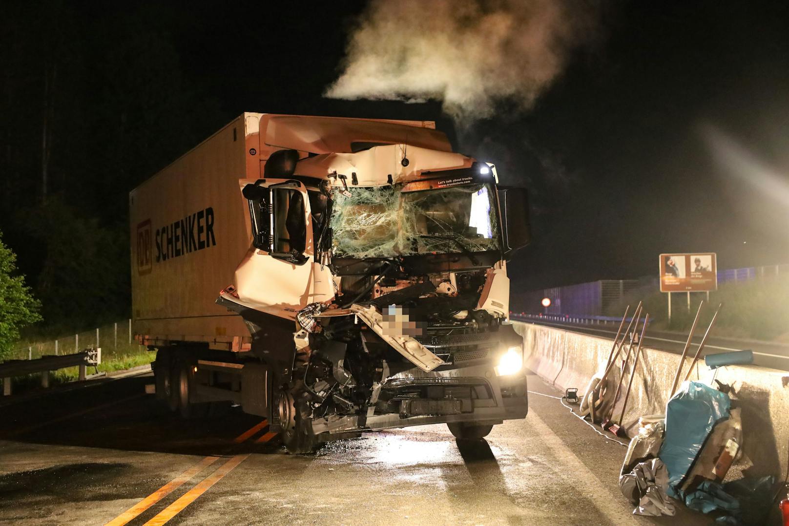 Ein schwerer Lkw-Unfall hat sich in der Nacht auf Donnerstag auf der Pyhrnautobahn bei St. Pankraz (Bezirk Kirchdorf an der Krems) ereignet. Die A9 musste in beide Richtung gesperrt werden.