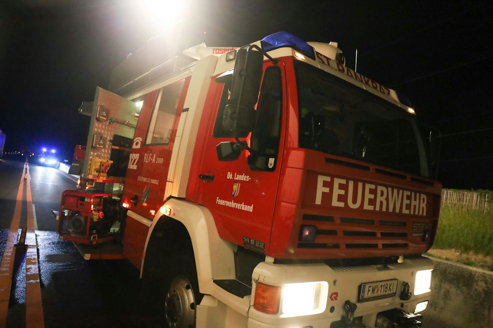 Ein schwerer Lkw-Unfall hat sich in der Nacht auf Donnerstag auf der Pyhrnautobahn bei St. Pankraz (Bezirk Kirchdorf an der Krems) ereignet. Die A9 musste in beide Richtung gesperrt werden.