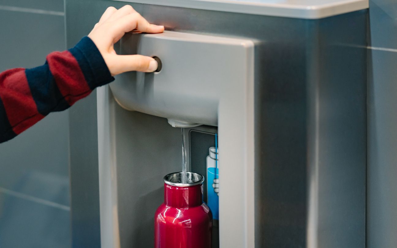 In teilnehmenden Geschäften und Gastronomiebetrieben können Kundinnen und Kunden kostenlos Wasser in ihre Mehrwegflaschen abfüllen.