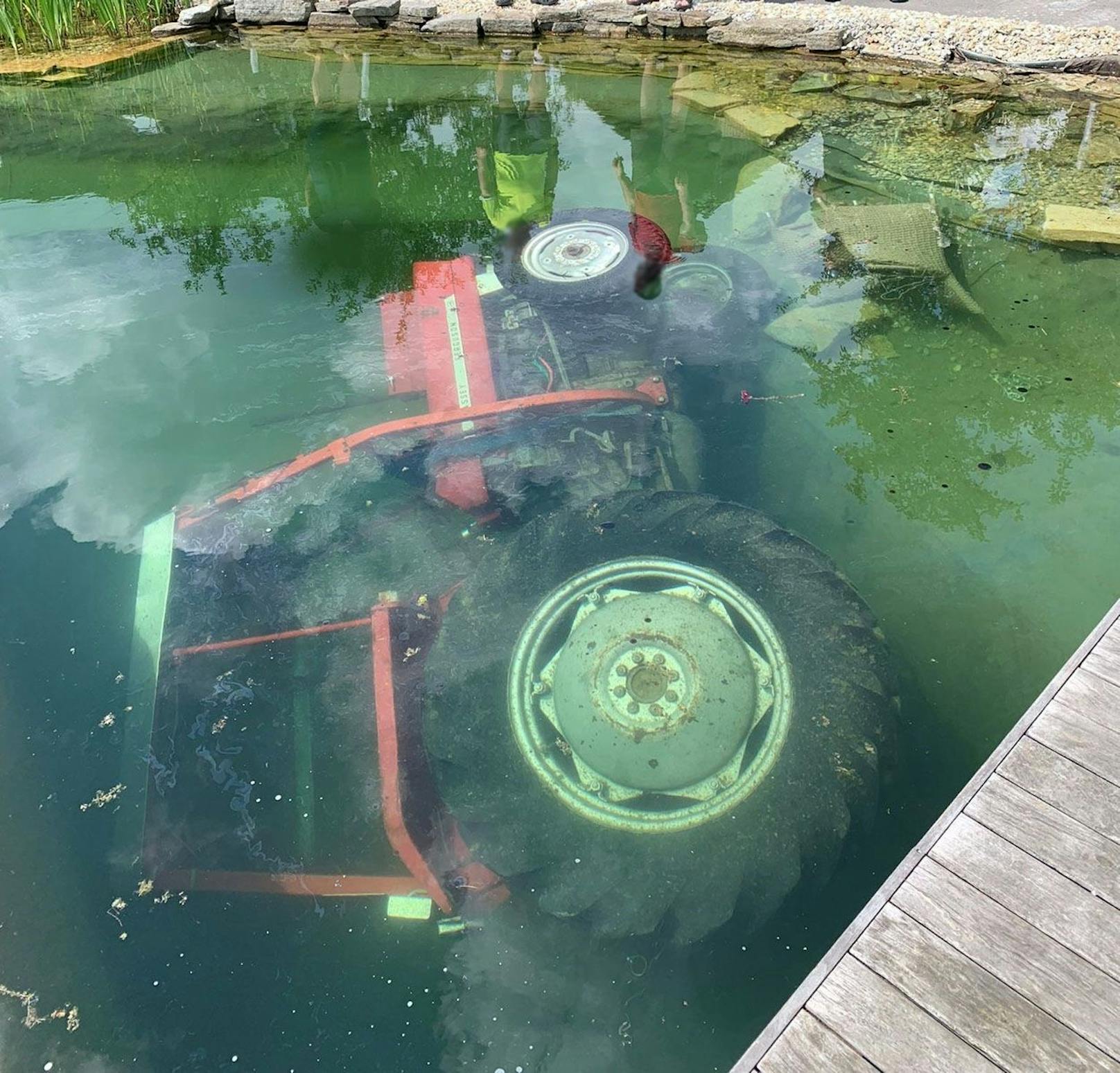 Die Landmaschine versank zur Gänze im Teich.