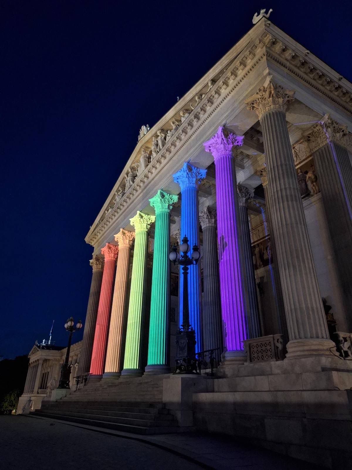 Hohes Haus in Regenbogen-Farben